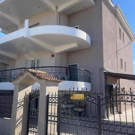 Bright Apartment, Spacious Near The Center Trikala  Bagian luar foto