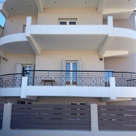 Bright Apartment, Spacious Near The Center Trikala  Bagian luar foto